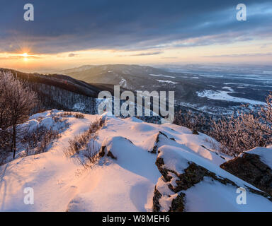 Brillante Winterlandschaft - amazing gefrorene Landschaft auf einem Berg in Bulgarien - lebendige Farben, unberührte Natur - eindrucksvolle Zusammensetzung Stockfoto