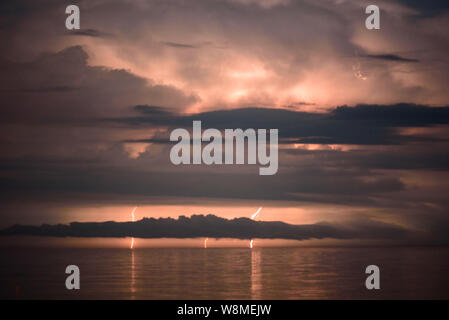 Sommer Urlaub - tolle Atmosphäre am Meer an der Küste des Schwarzen Meeres in Bulgarien - strahlender Sonnenschein, Sandstrände, schöne Bild Stockfoto