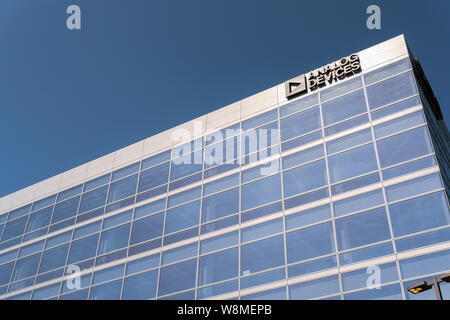 Juli 30, 2019 Santa Clara/CA/USA - Analoge Geräte Logo in Ihren Büros im Silicon Valley; Analog Devices, Inc., auch bekannt als ADI oder Analog, ist ein Stockfoto