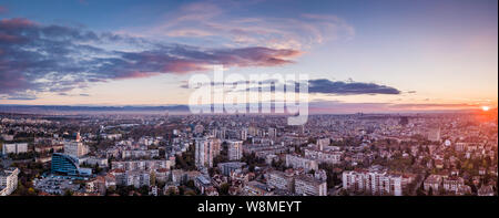 Schöne Luftaufnahme über Sofia, Bulgarien - tolles Wetter, farbenfrohen Himmel, perfekten Sonnenuntergang über der geschäftigen Straßen - eindrucksvolle Stadtbild Stockfoto