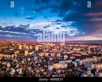 Schöne Luftaufnahme über Sofia, Bulgarien - tolles Wetter, farbenfrohen Himmel, perfekten Sonnenuntergang über der geschäftigen Straßen - eindrucksvolle Stadtbild Stockfoto