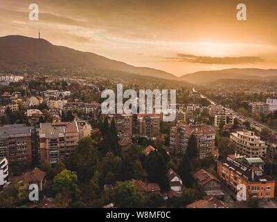 Schöne Luftaufnahme über Sofia, Bulgarien - tolles Wetter, farbenfrohen Himmel, perfekten Sonnenuntergang über der geschäftigen Straßen - eindrucksvolle Stadtbild Stockfoto