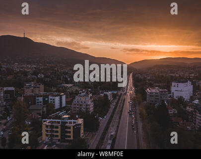 Schöne Luftaufnahme über Sofia, Bulgarien - tolles Wetter, farbenfrohen Himmel, perfekten Sonnenuntergang über der geschäftigen Straßen - eindrucksvolle Stadtbild Stockfoto