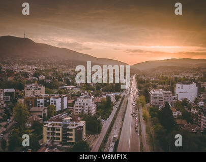 Schöne Luftaufnahme über Sofia, Bulgarien - tolles Wetter, farbenfrohen Himmel, perfekten Sonnenuntergang über der geschäftigen Straßen - eindrucksvolle Stadtbild Stockfoto