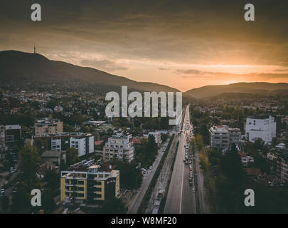 Schöne Luftaufnahme über Sofia, Bulgarien - tolles Wetter, farbenfrohen Himmel, perfekten Sonnenuntergang über der geschäftigen Straßen - eindrucksvolle Stadtbild Stockfoto