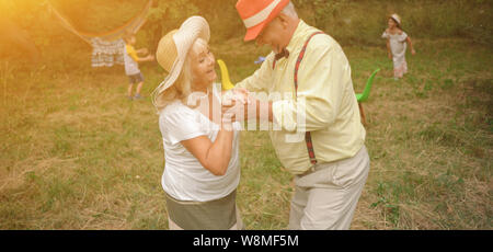 Die alte Dame und Herren tanzen In den Garten 2. Stockfoto