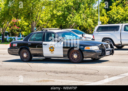 August 9, 2019 Santa Clara/CA/USA - Santa Clara Polizei während der Fahrt auf den Strassen in South San Francisco Bay Area in einem alten Mode Stockfoto