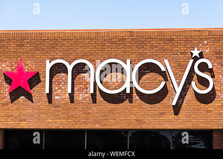 August 9, 2019 San Jose/CA/USA - in der Nähe von Macy's Logo über dem Eingang einer Ihrer Filialen in South San Francisco Bay Area. Stockfoto