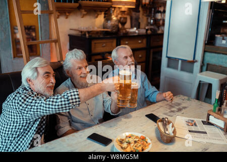 Übertragen von Rentnern, Fußball Match in der Pub Stockfoto