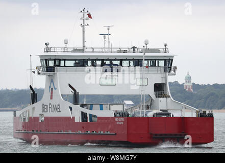 Die Red Funnel Schiff MV Rote Kestrel, eine Roll-on-Roll-off-Fahrgastschiffe (Ro-Ro-Fracht Fähre, macht ihren Weg entlang Southampton Wasser in Richtung der Insel Wight Stockfoto