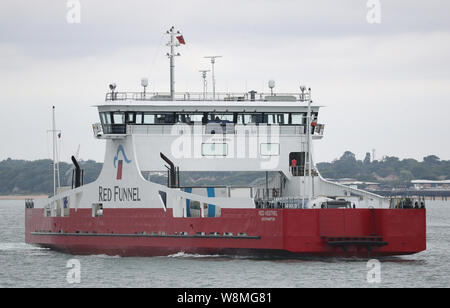 Die Red Funnel Schiff MV Rote Kestrel, eine Roll-on-Roll-off-Fahrgastschiffe (Ro-Ro-Fracht Fähre, macht ihren Weg entlang Southampton Wasser in Richtung der Insel Wight Stockfoto