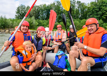 River Rafting mit Familien und Kindern auf der Iller in den Allgäuer Alpen Stockfoto