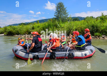 River Rafting mit Familien und Kindern auf der Iller in den Allgäuer Alpen Stockfoto