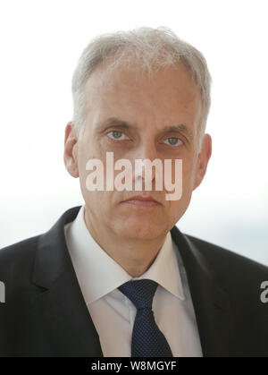 Düsseldorf, Deutschland. 09 Aug, 2019. Rolf Breidenbach, CEO von Hella, sitzt auf einer Pressekonferenz. Der Automobilzulieferer Hella pessimistisch ist über das laufende Geschäftsjahr. Quelle: David Young/dpa/Alamy leben Nachrichten Stockfoto