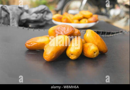 In der Nähe von frischem Rip-köstliche gelb Termine auf schwarzem Hintergrund. Stockfoto