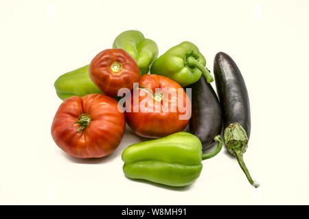 Bündel Gemüse von schwarz-lila Auberginen, Paprika und rote Tomaten in Armenien, liegen auf einem weißen Hintergrund gewachsen Stockfoto