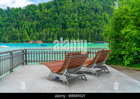 Zwei leere Holz Schaukelstühle im öffentlichen Park am Ufer des St. Wolfgang See in Strobl, Österreich Stockfoto