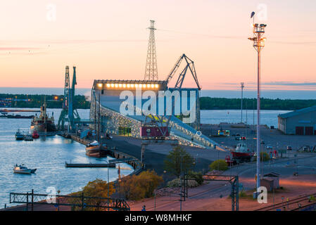 KOTKA, FINNLAND - Juni 04, 2017: Vellamo maritime Zentrum und Hafen im Juni twilight Stockfoto