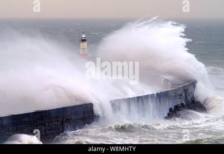 Newhaven, East Sussex, UK. 10. August 2019. Starke Winde entlang der South coasy bringen riesige Wellen zu Newhaven Hafen, den Schatten der Viktorianischen Gusseisen Leuchtturm. © Peter Cripps/Alamy leben Nachrichten Stockfoto