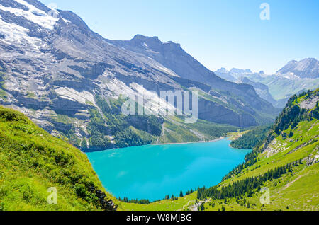 Erstaunlich Oeschinensee, Oeschinensee, in den Schweizer Alpen von Kandersteg. Türkisfarbenen See mit Bergen und Felsen im Hintergrund. Schweiz Sommer. Touristische Stockfoto