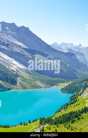 Vertikale Bild von erstaunlichen Oeschinensee, Oeschinensee, in den Schweizer Alpen von Kandersteg. Türkisfarbenen See mit Bergen und Felsen im Hintergrund. Switzerl Stockfoto