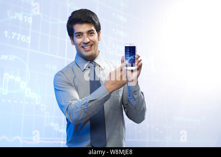 Geschäftsmann zeigt eine Grafik, die sich in einem Smartphone nach oben bewegt Stockfoto