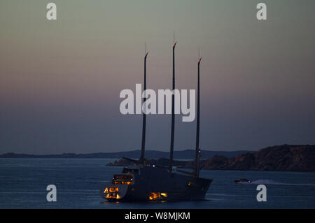 Palau, Sardinien, Italien. Das 'A', die größte Segelboot in der Welt (143 m) am 9. August 2019. Der Besitzer ist russische Geschäftsmann Andrej Melnichenko Stockfoto