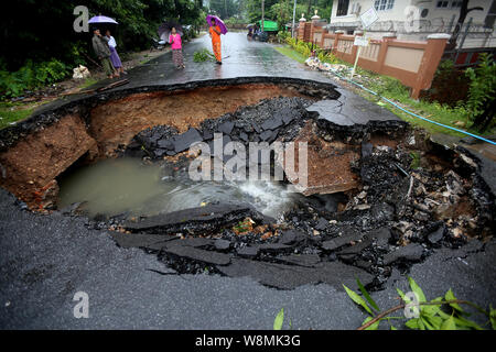 Yangon. 10 Aug, 2019. Foto am 10.08.2019 zeigt eine Straße von schweren Überschwemmungen in Mawlamyine Gemeinde zerstört, Mon, Myanmar ergriffen. Zahl der Todesopfer von Freitag Monsun Erdrutsch hatte zu 29 bisher in Myanmar Mon Staat gestiegen, teilte die neuesten Zahlen der Myanmar Fire Services Department am Samstag veröffentlicht. Verursacht durch schwere Monsun-regen, Paung, Mawlamyine, Mudon, Thanbyuzayat, Kyaikmaraw, Ihr Townships überschwemmt wurden. Credit: U Aung/Xinhua/Alamy leben Nachrichten Stockfoto