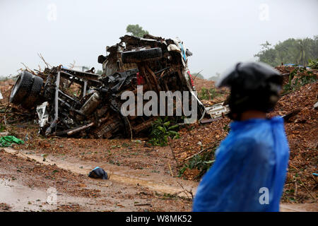 Yangon. 10 Aug, 2019. Foto am 10.08.2019 zeigt ein Fahrzeug von der Monsun Erdrutsch im paung Gemeinde zerstört, Mon, Myanmar ergriffen. Zahl der Todesopfer von Freitag Monsun Erdrutsch hatte zu 29 bisher in Myanmar Mon Staat gestiegen, teilte die neuesten Zahlen der Myanmar Fire Services Department am Samstag veröffentlicht. Verursacht durch schwere Monsun-regen, Paung, Mawlamyine, Mudon, Thanbyuzayat, Kyaikmaraw, Ihr Townships überschwemmt wurden. Credit: U Aung/Xinhua/Alamy leben Nachrichten Stockfoto