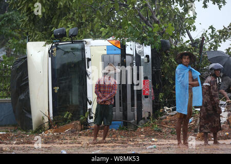 Yangon. 10 Aug, 2019. Foto am 10.08.2019 zeigt ein Fahrzeug durch Monsun Erdrutsch im Mon Staat, Myanmar zerstört. Zahl der Todesopfer von Freitag Monsun Erdrutsch hatte zu 29 bisher in Myanmar Mon Staat gestiegen, teilte die neuesten Zahlen der Myanmar Fire Services Department am Samstag veröffentlicht. Verursacht durch schwere Monsun-regen, Paung, Mawlamyine, Mudon, Thanbyuzayat, Kyaikmaraw, Ihr Townships überschwemmt wurden. Credit: U Aung/Xinhua/Alamy leben Nachrichten Stockfoto