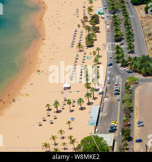 Playa de Las Teresitas, schöner Strand mit türkisblauem Wasser und goldenen Sand in Teneriffa, Spanien. Stockfoto