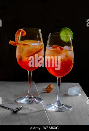 Aperol Stpritz Cocktail mit Eiswürfel und orangenscheiben am Tisch. Klassische italienische Aperitif trinken Hintergrund Stockfoto