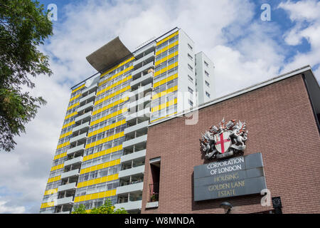 Große Arthur House Apartment Block auf der Golden Lane, London, EC1, UK Stockfoto