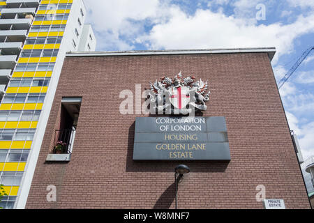 Große Arthur House Apartment Block auf der Golden Lane, London, EC1, UK Stockfoto