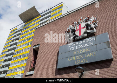 Große Arthur House Apartment Block auf der Golden Lane, London, EC1, UK Stockfoto