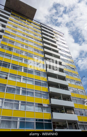 Große Arthur House Apartment Block auf der Golden Lane, London, EC1, UK Stockfoto