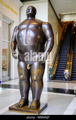 Bronzestatue von Adam von Fernando Botero (1932-2023) in den Geschäften, Time Warner Cente, Manhattan, New York City, USA. Stockfoto