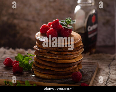 Einfache und köstliche Dessert Schokolade Pfannkuchen mit Ahornsirup Stockfoto
