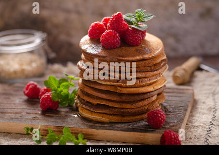 Einfache und köstliche Dessert Schokolade Pfannkuchen mit Ahornsirup Stockfoto