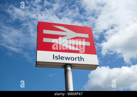 National Rail Logo und Beschilderung außerhalb Isleworth Station Stockfoto