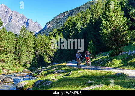 Mountainbiker mit dem Fahrrad in die abgelegene Region swiis National Park in der Nähe von S'Charl Stockfoto