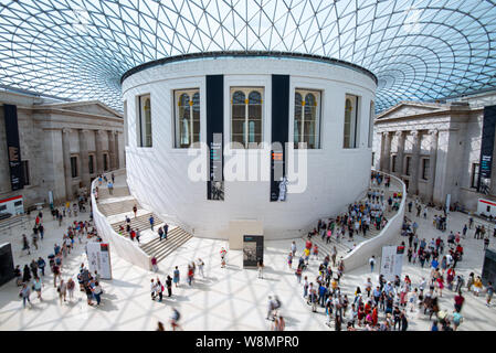 London, Großbritannien, 29. Juni 2019: Masse der Leute im Saal des berühmten British Museum in London, Großbritannien. Stockfoto