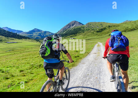 Mountainbiker mit dem Fahrrad in die abgelegene Region swiis National Park in der Nähe von S'Charl Stockfoto