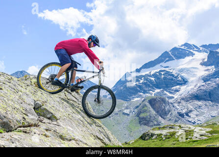 Experte radfahren Tricks im hochalpinen Region in der Nähe Bernina Pass Stockfoto