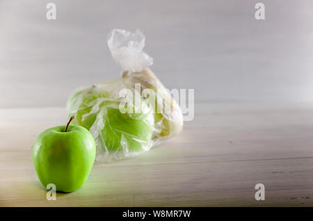 Konzept Kunststoff kostenloses Obst in einer Plastiktüte auf weißem Hintergrund mit Kopie Raum Stockfoto