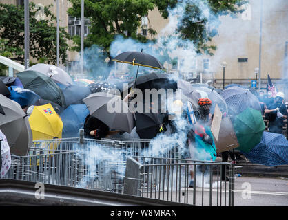 Hong Kong, New Territories, Hong Kong. 27. Juli, 2019. Demonstranten nehmen Deckung hinter Sonnenschirme bei den Auseinandersetzungen. Protesters clash heftig mit der Polizei als mehrere Runden Tränengas sind entlang der Autobahn verwendet. Die Demonstranten sind in den Straßen kämpfen für Ihre ''5'' der Regierung von Hongkong, mit die wichtigste Forderung, die vollständige Rücknahme der umstrittenen Auslieferung Rechnung. Weitere Forderungen sind eine unabhängige Untersuchung der Polizei und der Rücktritt von Carrie Lam, Hong Kong's Chief Executive. Credit: Aidan Marzo/SOPA Images/ZUMA Draht/Alamy leben Nachrichten Stockfoto