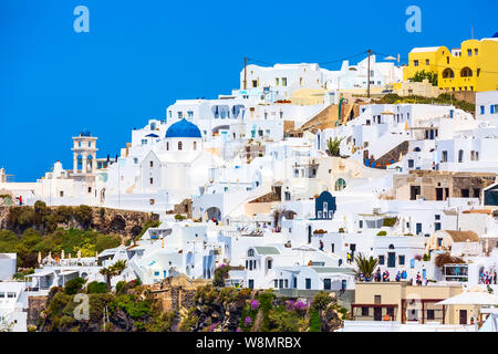 Santorini, Griechenland - 26. April 2019: Weiße Häuser Stadt Dorf Panoramablick mit blauen kirche kuppel und Glockenturm Stockfoto