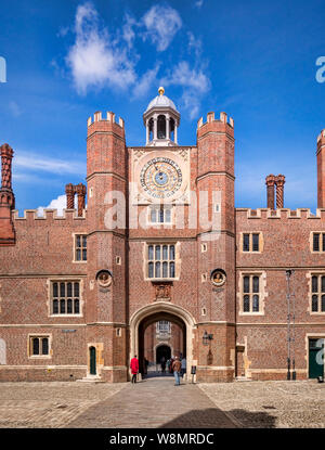 Vom 9. Juni 2019: Richmond upon Thames, London, UK - Anne Boleyn Tor, das Torhaus der Uhr Gericht in Hampton Court Palace, die ehemalige königliche Residenzappartementhaus Stockfoto