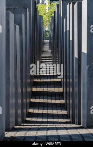 Berlin, Deutschland - 18. Mai 2019: Holocaust Mahnmal Berlin Deutschland Denkmal für die ermordeten Juden Europas Stockfoto