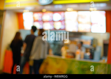 Blur Bild von Menschen um Lebensmittel bei Shop als Hintergrund Stockfoto